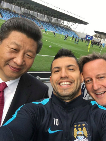 Chủ tịch Trung Quốc Tập Cận Bình (trái) chụp selfie cùng ngôi sao Man City Sergio Aguero (giữa) và Thủ tướng Anh David Cameron trong chuyến thăm sân Etihad. Ảnh: Twitter.