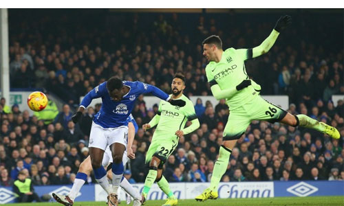 Lukaku (áo xanh) ghi bàn ấn định chiến thắng 2-1 cho Everton. Ảnh: Reuters.