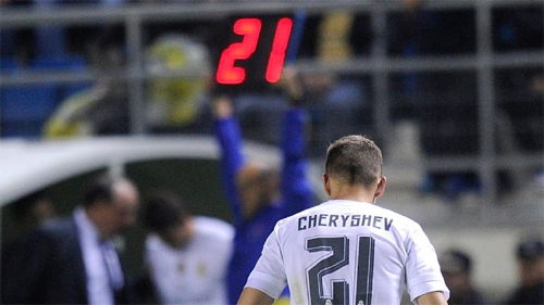 HLV Benitez sớm đưa Cheryshev rời sân trong trận gặp Cadiz nhưng vẫn không tránh khỏi án phạt hồi cuối năm ngoái. Ảnh: Reuters