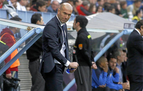 CĐV Real đang đặt hy vọng ít ỏi còn lại vào việc Zidane có thể xoay chuyển cục diện. Ảnh: Reuters