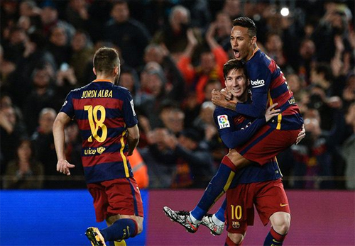 Messi chia vui với Neymar và Alba sau cú sút phạt vào lưới Sevilla. Ảnh: Reuters