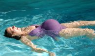 Đi bơi khi mang bầu và những lợi ích không ngờ tới