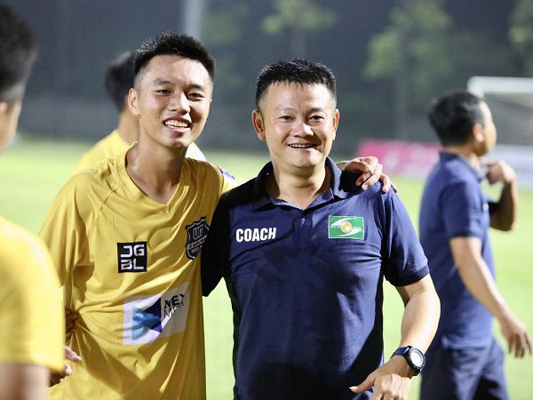 Tiểu sử cầu thủ Văn Quyến - Cậu bé vàng một thời của bóng đá Việt Nam
